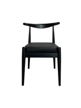 Japandi stoel van massief essenhout met zwart lederlook bekleding, minimalistisch design met Scandinavische en Japanse invloeden